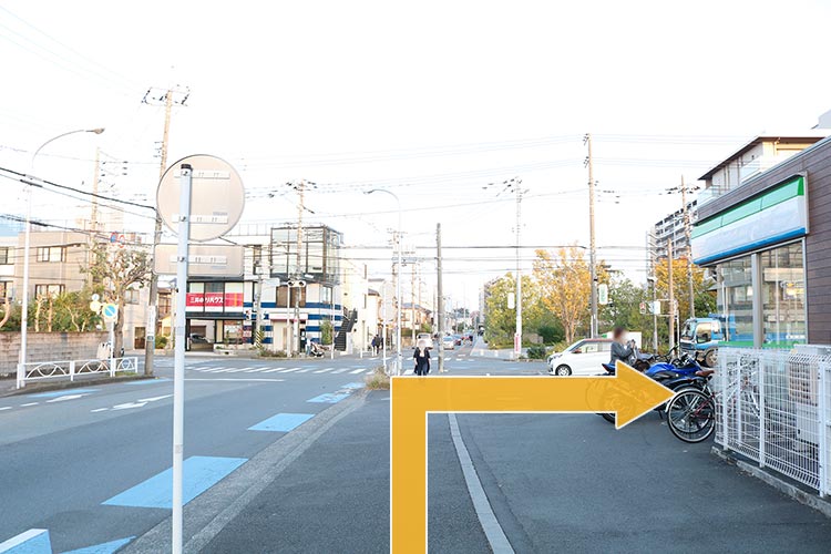 大和高校入口交差点を右折します。ファミリーマートが目印です。